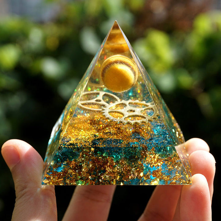 Sfera di occhio di tigre Olivenorma con piramide di orgone di quarzo blu 