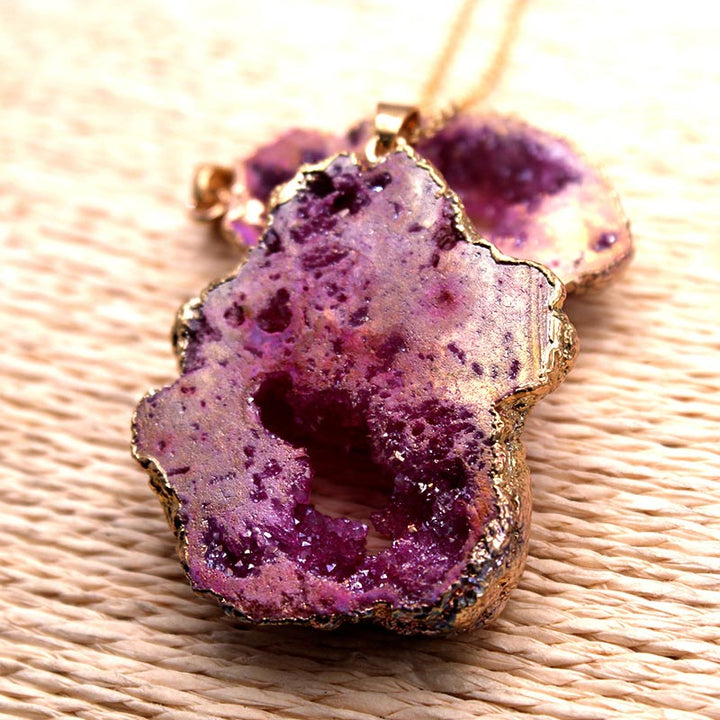 Ciondolo in geode di cristallo naturale