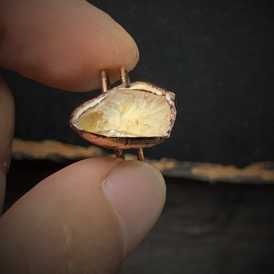Anello regolabile Olivenorma con dodici pietre portafortuna in pietra grezza irregolare naturale 