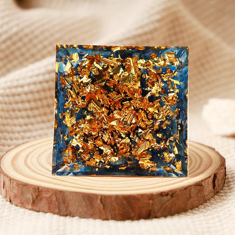 Piramide di cianite Olivenorma con protezione Hamsa Orgone 