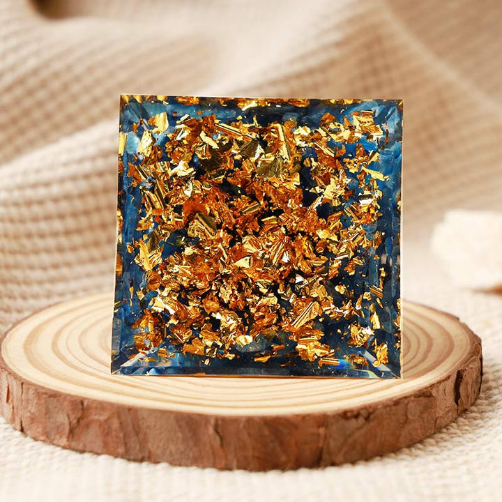 Piramide di cianite Olivenorma con protezione Hamsa Orgone 