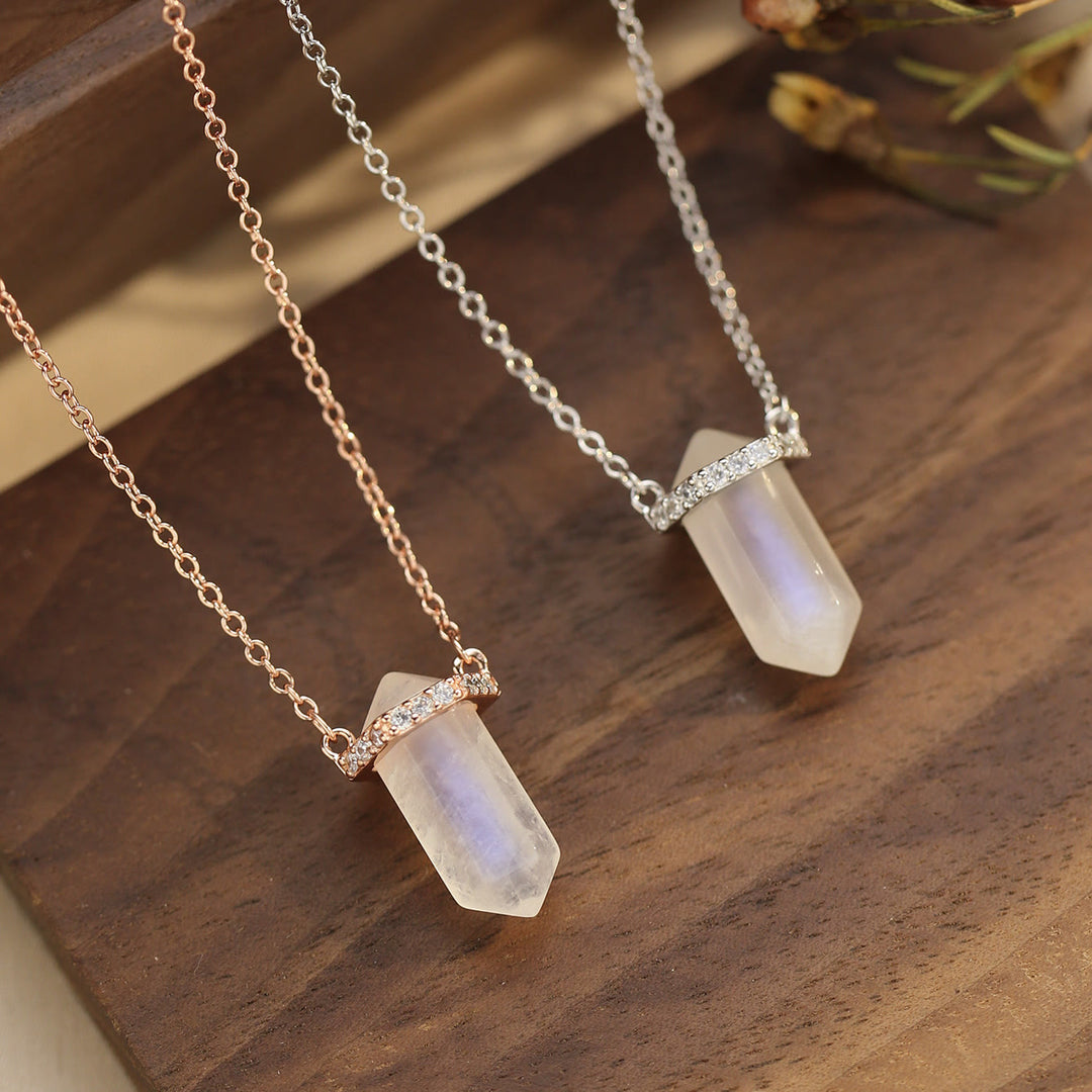 Collana con ciondolo in cristallo di pietra lunare a colonna esagonale Olivenorma S925 