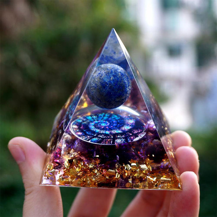 Sfera di lapislazzuli Olivenorma con piramide di orgone di ametista 