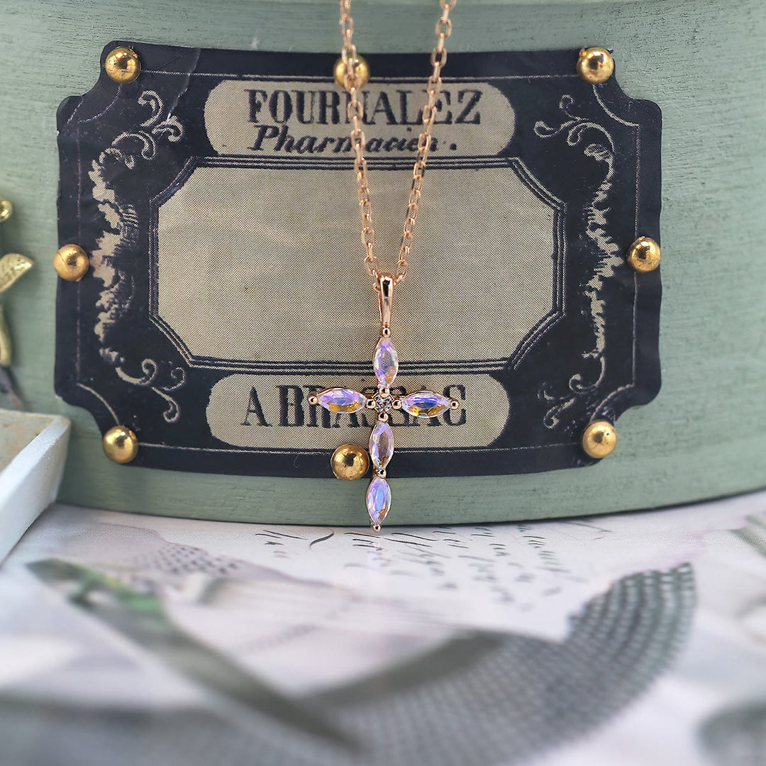 Collana con ciondolo a croce in pietra di luna e opale artificiale Olivenorma