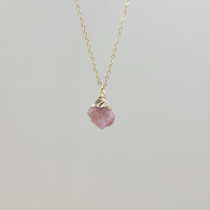 Collana con pietra preziosa grezza di cristallo irregolare Olivenorma 