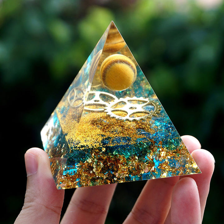 Sfera di occhio di tigre Olivenorma con piramide di orgone di quarzo blu 