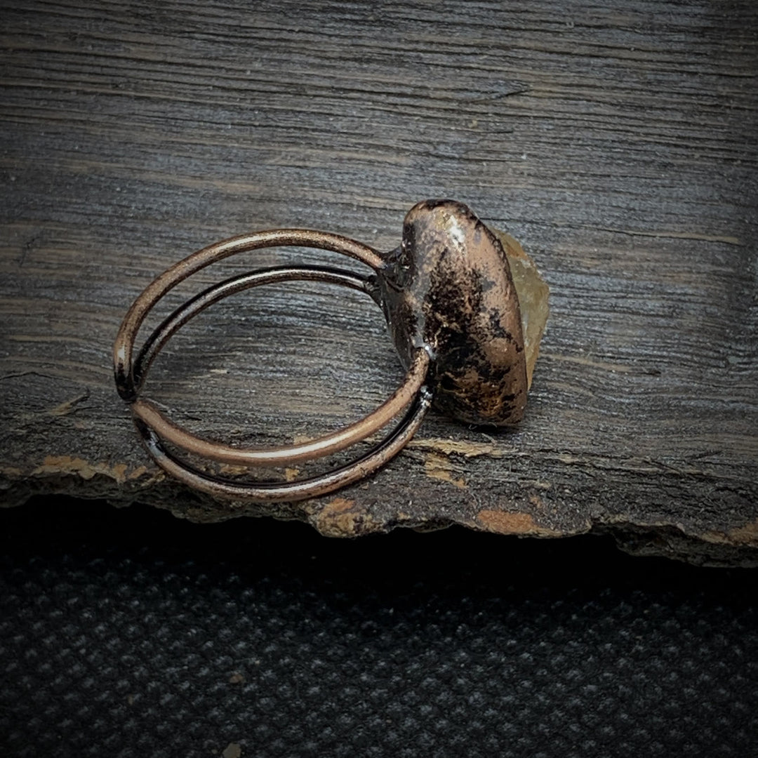 Anello regolabile Olivenorma con dodici pietre portafortuna in pietra grezza irregolare naturale 