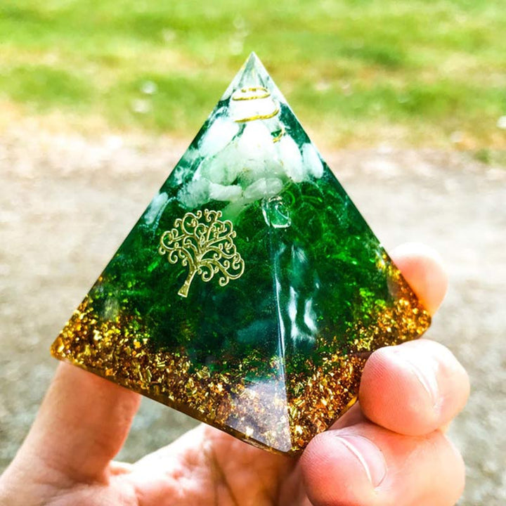 Piramide di orgone in giada verde Olivenorma e cristallo trasparente 