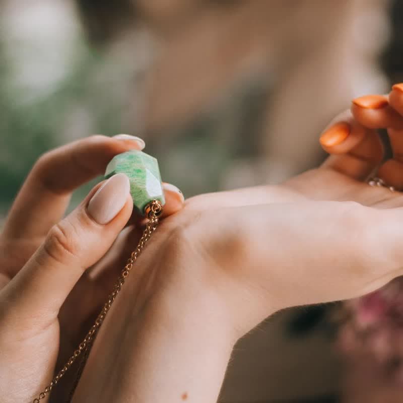 Collana con bottiglia di profumo di cristallo