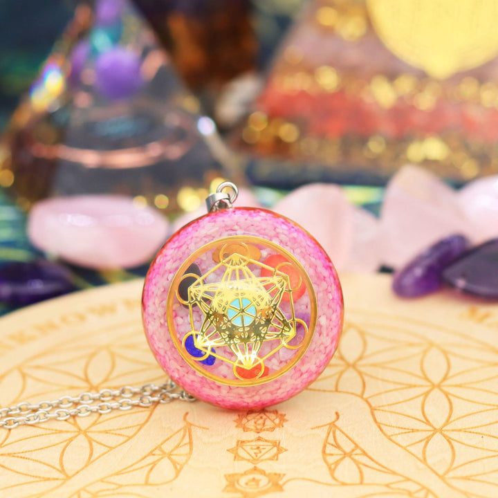 Collana con ciondolo in cristallo di ghiaia epossidica con cubo di Metatron di Olivenorma
