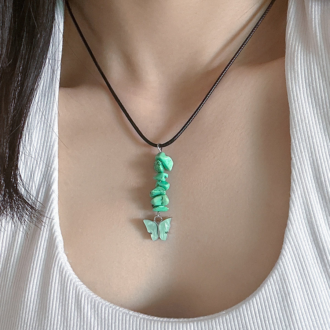 Collana in filo di cera di pelle con nappa a farfalla in pietra naturale Olivenorma
