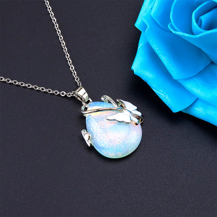 Collana con pietre preziose e ali di farfalla in cristallo
