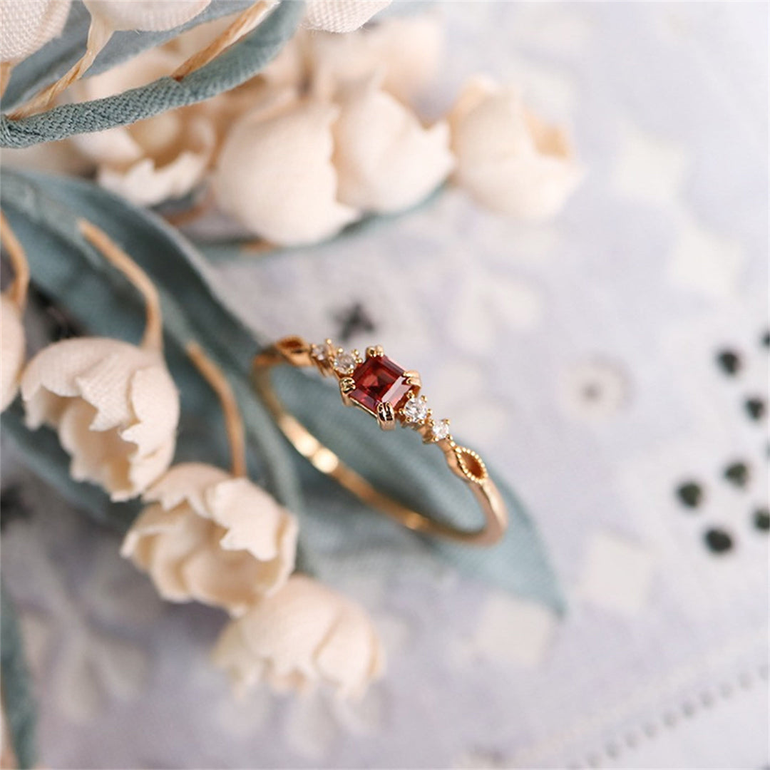 Anello minimalista Olivenorma Dainty Square Garnet Gold 