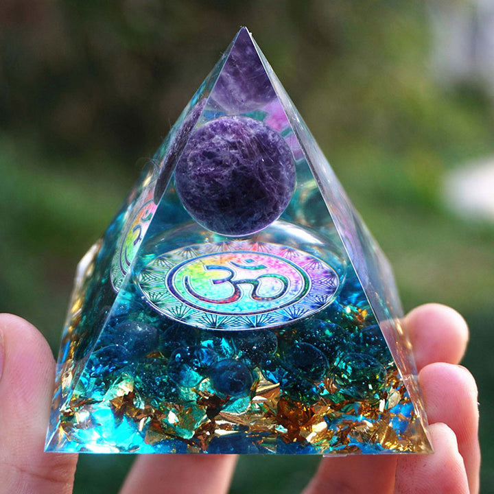 Piramide di Orgone OM in Quarzo Blu Olivenorma con Sfera di Ametista