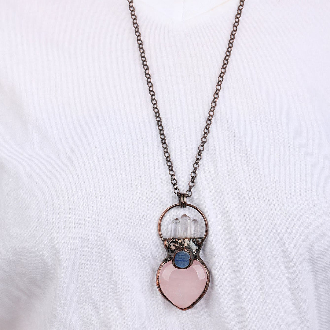 Collana con catena irregolare in quarzo rosa a forma di cuore naturale Olivenorma 