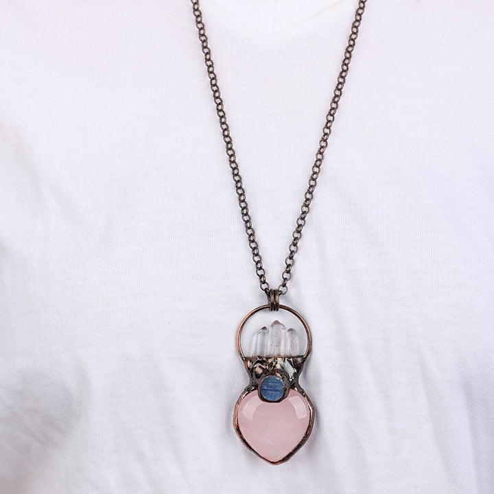 Collana con catena irregolare in quarzo rosa a forma di cuore naturale Olivenorma 