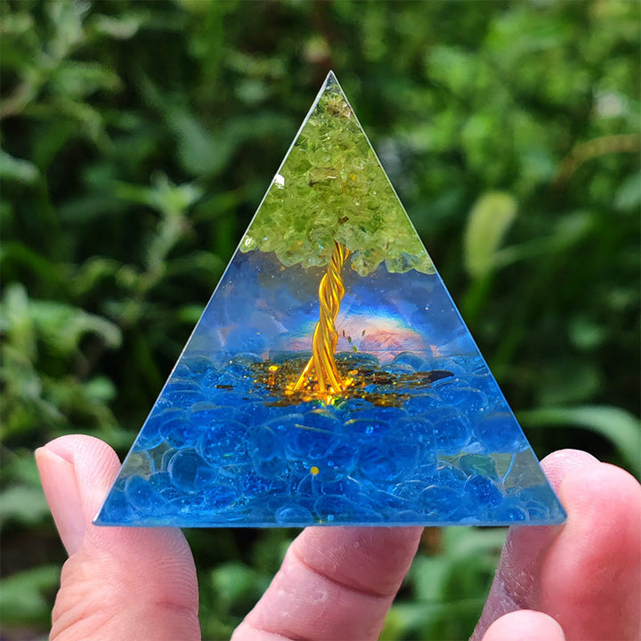 Olivenorma Kyanite con Peridot Tree Of Life Orgone Pyramid