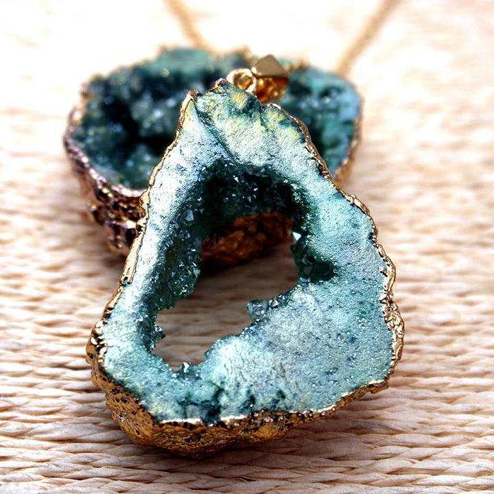Ciondolo in geode di cristallo naturale