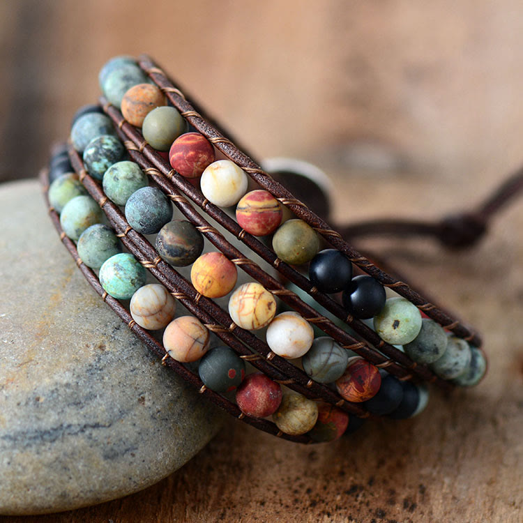 Bracciale avvolgente in pelle intrecciata a mano con perline color turchese satinato