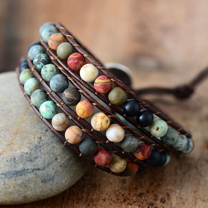 Bracciale avvolgente in pelle intrecciata a mano con perline color turchese satinato