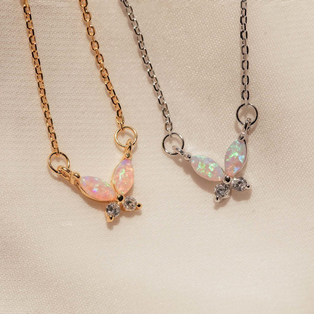 Collana Olivenorma con ciondolo a farfalla in opale blu rosa e acciaio al titanio