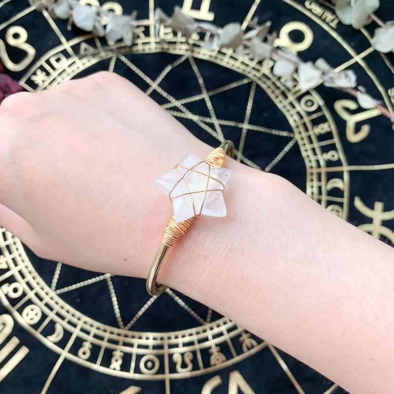 Bracciale Olivenorma con pietre preziose a forma di stella avvolte in filo d'oro