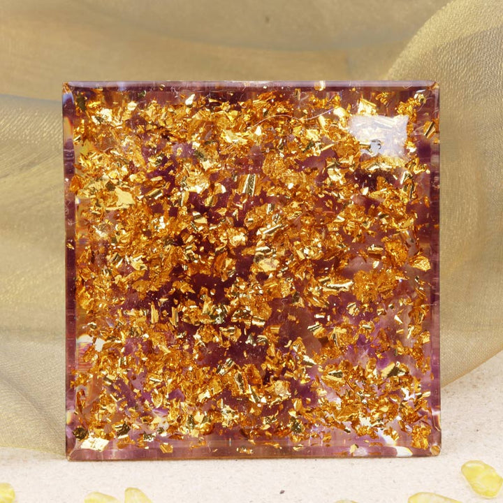 Sfera di pietra solare Olivenorma con piramide di orgone in ametista