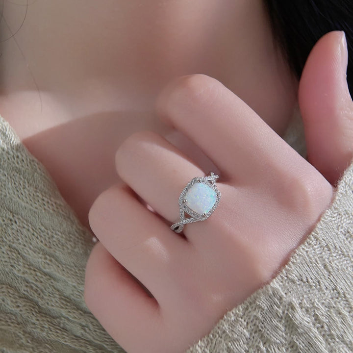 Anello Olivenorma grande quadrato con opale bianco e zirconi 