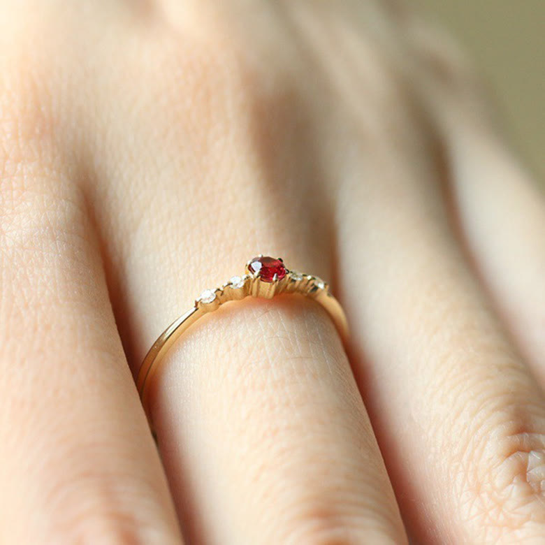 Olivenorma Anello minimalista in oro 18 carati con granato 