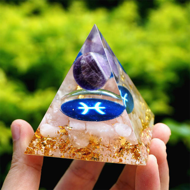 Piramide di Orgone Pesci in Ametista Olivenorma con Quarzo Rosa