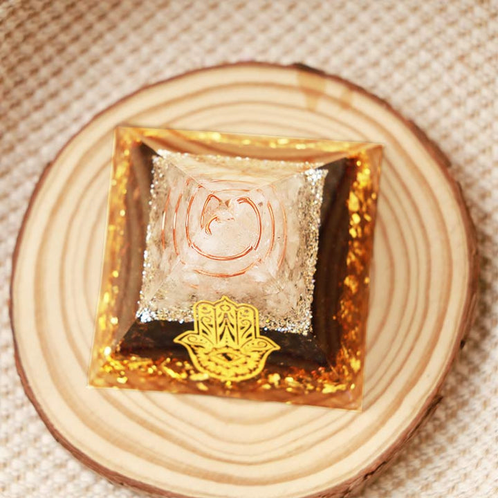 Piramide di orgone Hamsa in quarzo trasparente Olivenorma con tormalina nera 