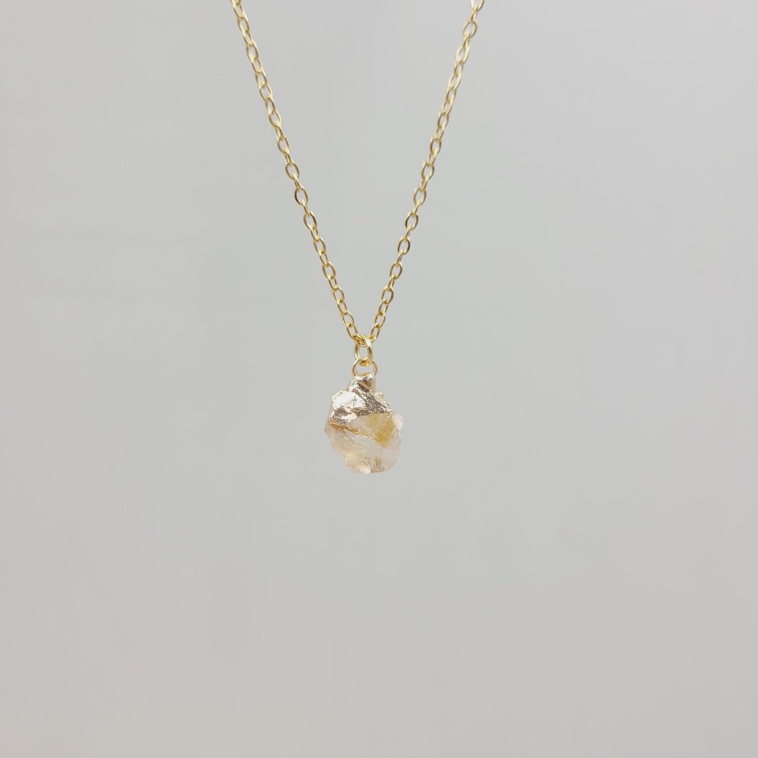Collana con pietra preziosa grezza di cristallo irregolare Olivenorma 