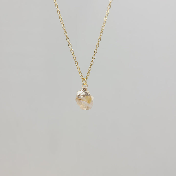 Collana con pietra preziosa grezza di cristallo irregolare Olivenorma 