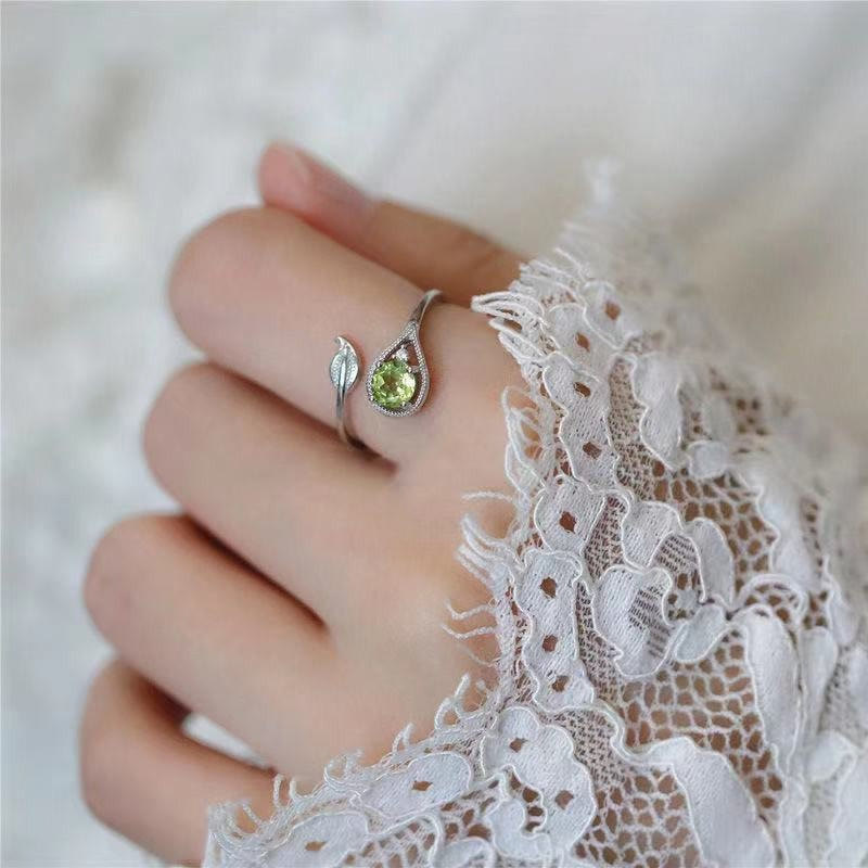 Anello Olivenorma Vintage con foglia di peridoto delicato