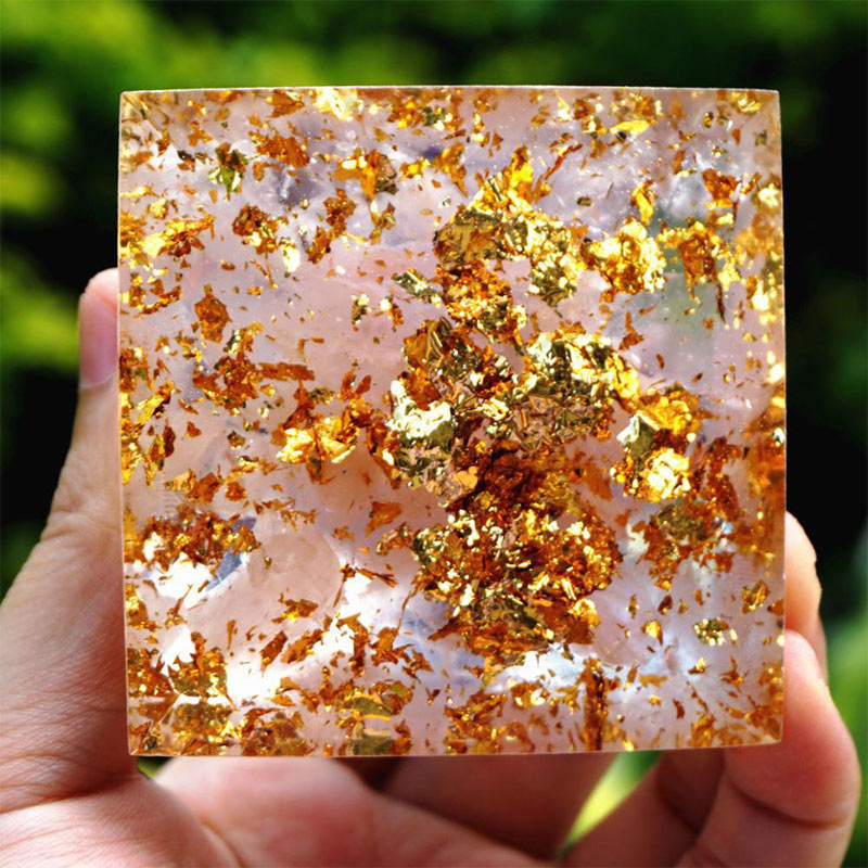 Piramide di Orgone Pesci in Ametista Olivenorma con Quarzo Rosa