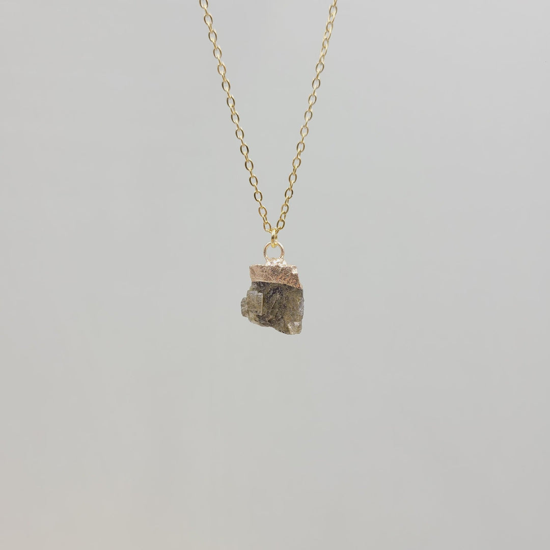 Collana con pietra preziosa grezza di cristallo irregolare Olivenorma 