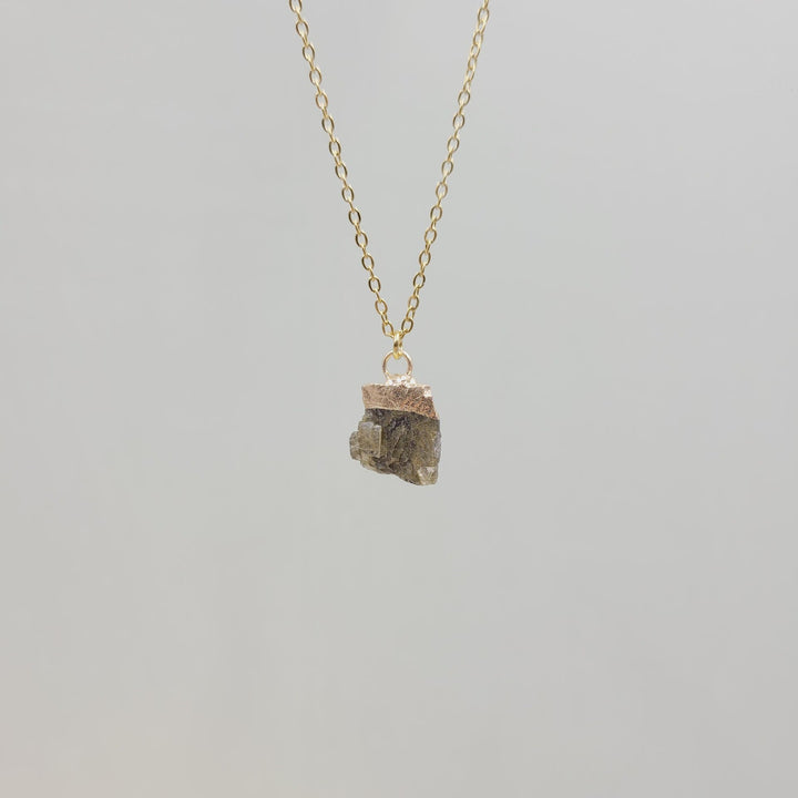 Collana con pietra preziosa grezza di cristallo irregolare Olivenorma 