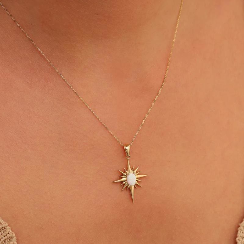 Collana in oro 18K con stella chiara in opale naturale Olivenorma