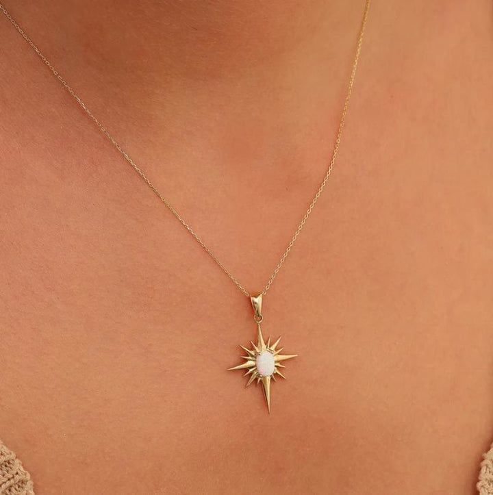 Collana in oro 18K con stella chiara in opale naturale Olivenorma