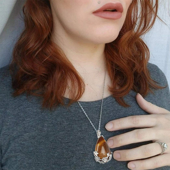 Collana con goccia d'acqua in pietra naturale e prugna