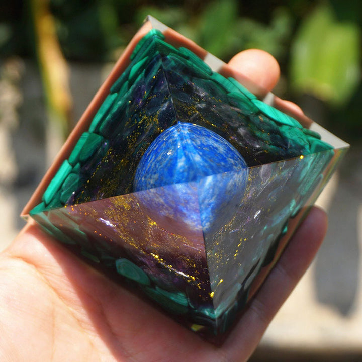 Sfera di lapislazzuli Olivenorma con piramide di ametista e malachite