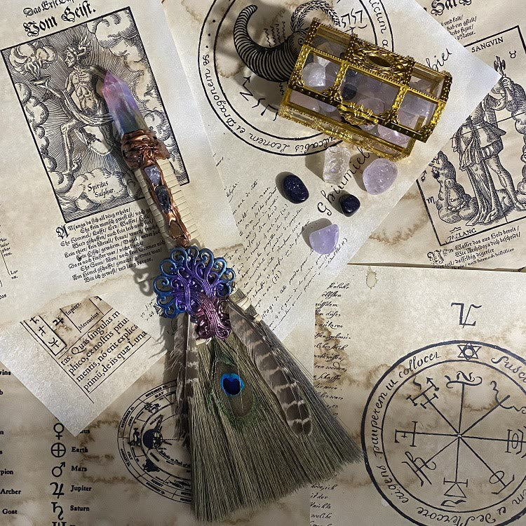 Ornamento rituale della strega della scopa di cristallo Olivenorma