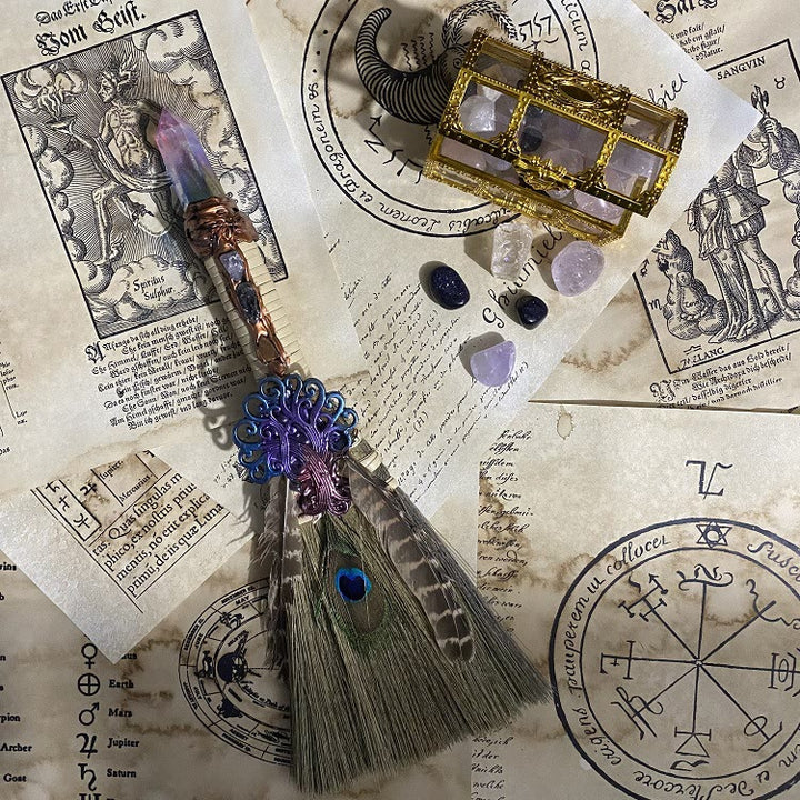 Ornamento rituale della strega della scopa di cristallo Olivenorma