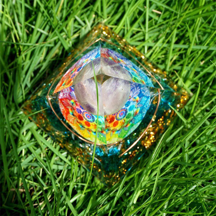 Sfera di cristallo di ametista Olivenorma con piramide di orgone di quarzo blu 