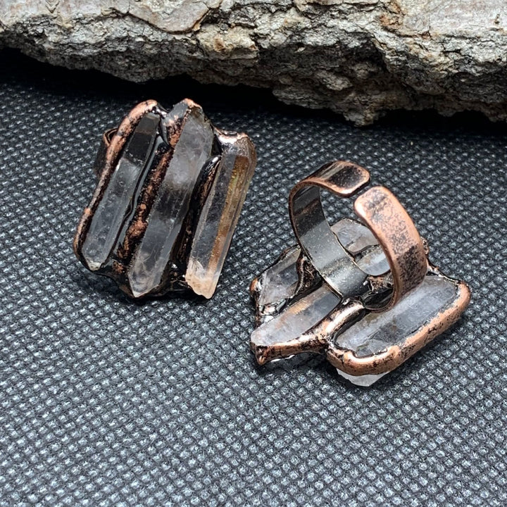 Anello regolabile con combinazione tripla irregolare in quarzo ialino naturale Olivenorma