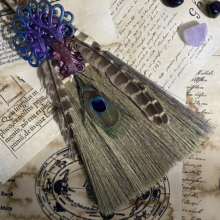 Ornamento rituale della strega della scopa di cristallo Olivenorma