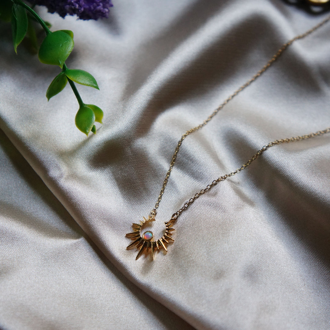 Collana con clavicola a raggi di sole in opalite naturale Olivenorma
