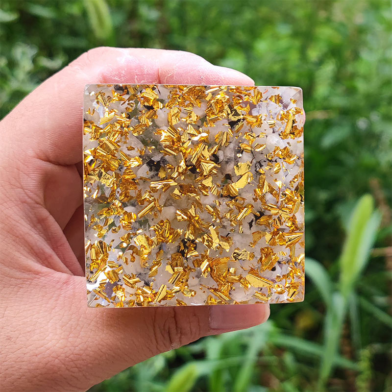 Pietra di luna Olivenorma con piramide di orgone dell'albero della vita di peridoto