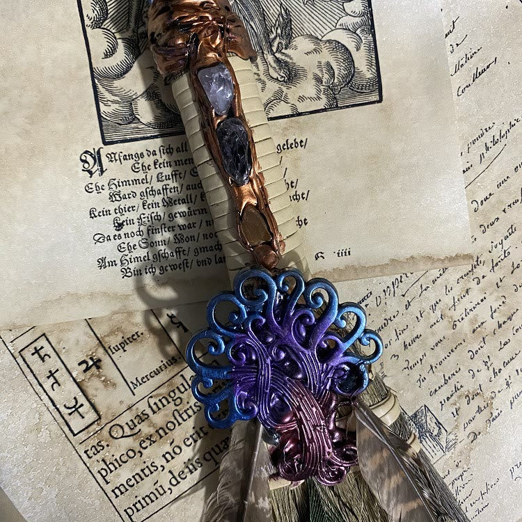 Ornamento rituale della strega della scopa di cristallo Olivenorma