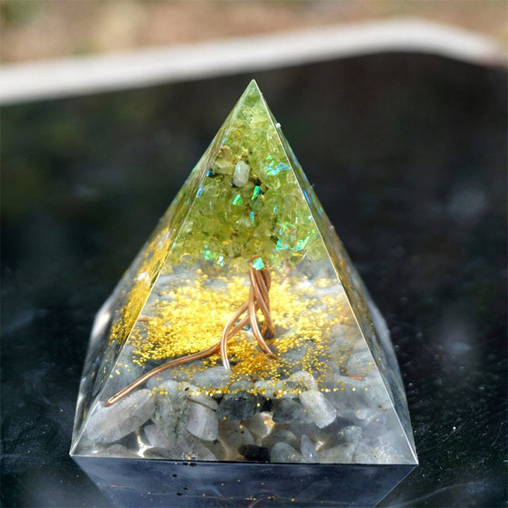 Piramide di orgone Olivenorma Moonlit Growth Peridot e pietra di luna grigia - image 5